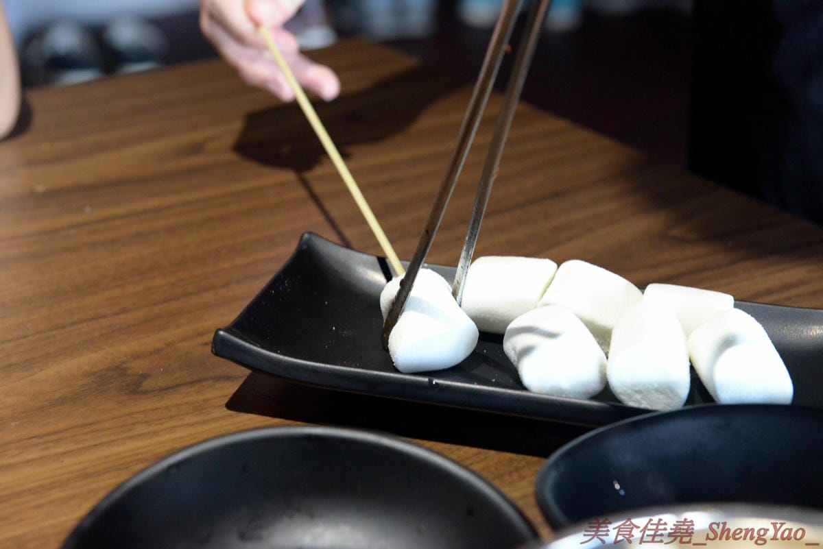 [台中沙鹿]炭火燒肉工房 沙鹿店 – 海線燒烤吃到飽餐廳又一新生力軍,免服務費,500元就能享有50種左右的肉類海鮮食材吃到飽,食材新鮮、肉品份量給得大方、送肉速度頗快、店員服務態度積極,正