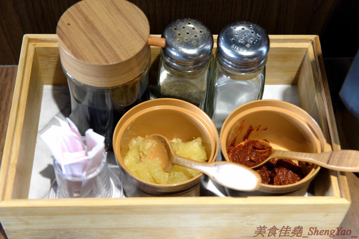[台中沙鹿]炭火燒肉工房 沙鹿店 – 海線燒烤吃到飽餐廳又一新生力軍,免服務費,500元就能享有50種左右的肉類海鮮食材吃到飽,食材新鮮、肉品份量給得大方、送肉速度頗快、店員服務態度積極,正