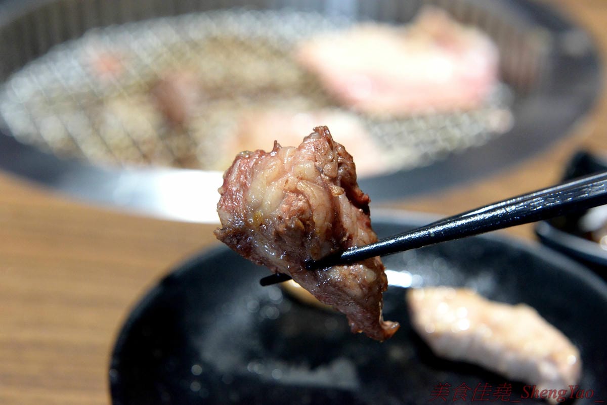 [台中沙鹿]炭火燒肉工房 沙鹿店 – 海線燒烤吃到飽餐廳又一新生力軍,免服務費,500元就能享有50種左右的肉類海鮮食材吃到飽,食材新鮮、肉品份量給得大方、送肉速度頗快、店員服務態度積極,正