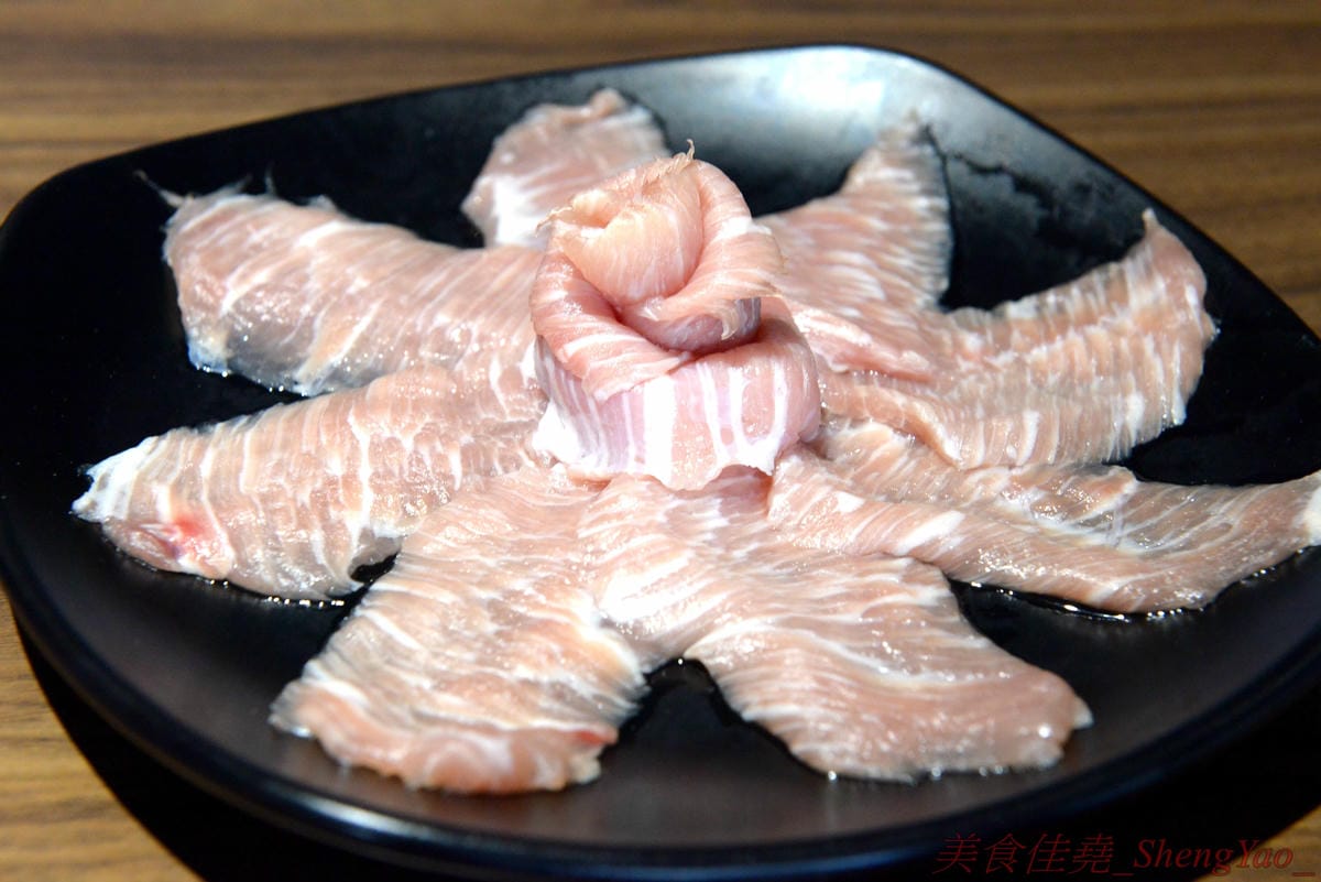 [台中沙鹿]炭火燒肉工房 沙鹿店 – 海線燒烤吃到飽餐廳又一新生力軍,免服務費,500元就能享有50種左右的肉類海鮮食材吃到飽,食材新鮮、肉品份量給得大方、送肉速度頗快、店員服務態度積極,正