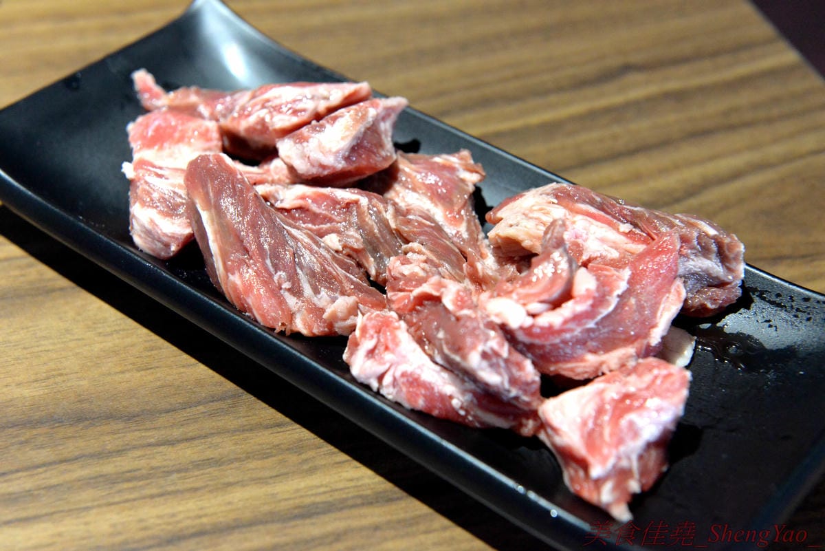 [台中沙鹿]炭火燒肉工房 沙鹿店 – 海線燒烤吃到飽餐廳又一新生力軍,免服務費,500元就能享有50種左右的肉類海鮮食材吃到飽,食材新鮮、肉品份量給得大方、送肉速度頗快、店員服務態度積極,正