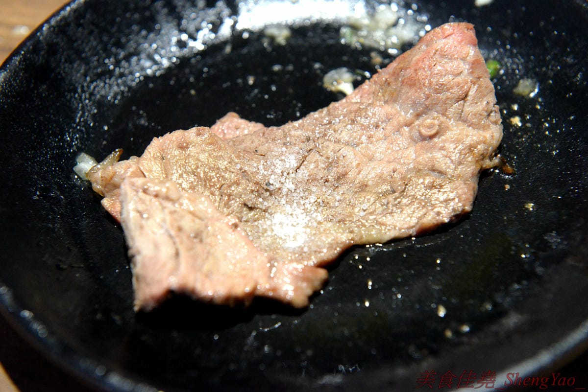 [台中沙鹿]炭火燒肉工房 沙鹿店 – 海線燒烤吃到飽餐廳又一新生力軍,免服務費,500元就能享有50種左右的肉類海鮮食材吃到飽,食材新鮮、肉品份量給得大方、送肉速度頗快、店員服務態度積極,正