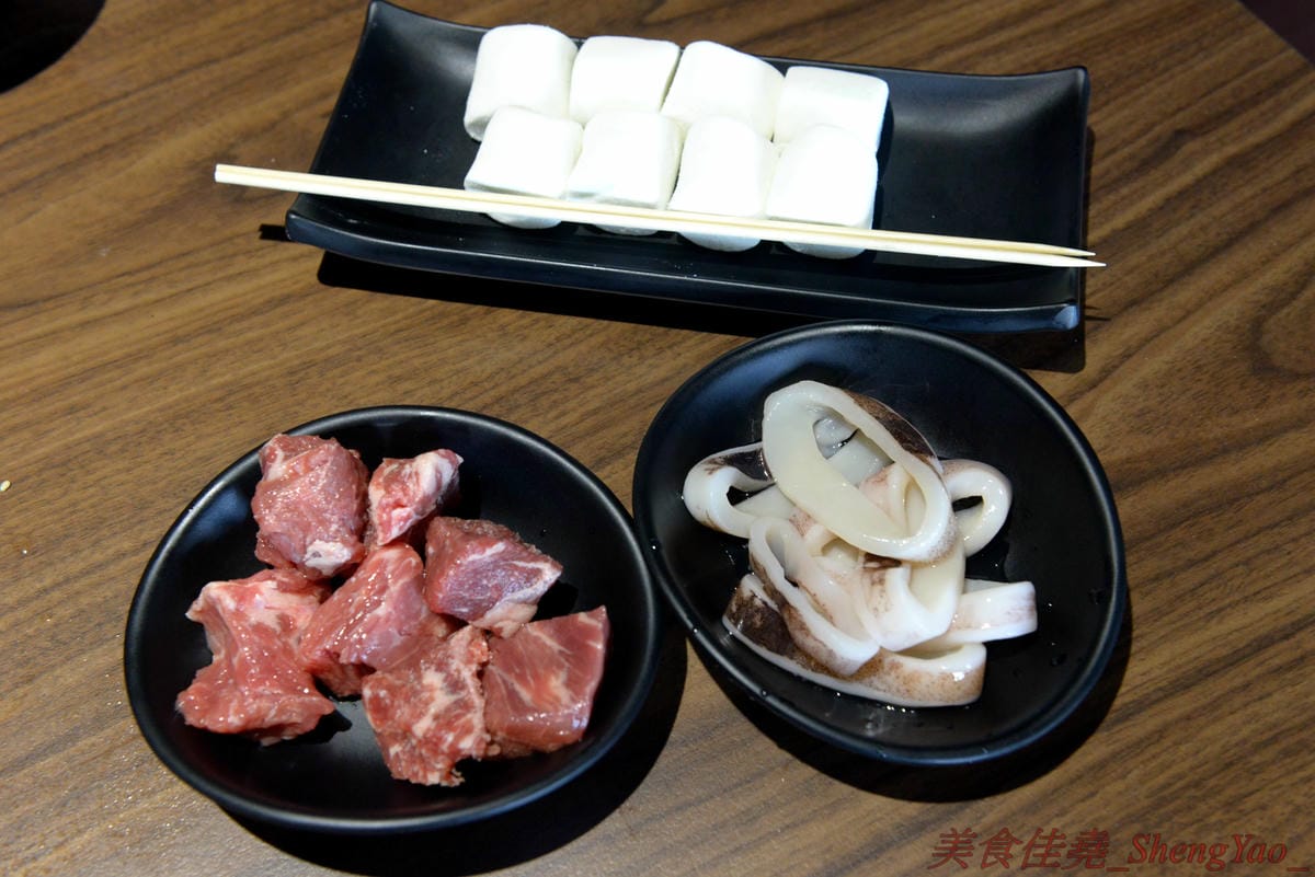 [台中沙鹿]炭火燒肉工房 沙鹿店 – 海線燒烤吃到飽餐廳又一新生力軍,免服務費,500元就能享有50種左右的肉類海鮮食材吃到飽,食材新鮮、肉品份量給得大方、送肉速度頗快、店員服務態度積極,正