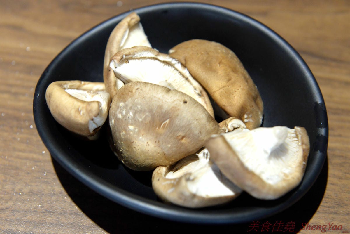 [台中沙鹿]炭火燒肉工房 沙鹿店 – 海線燒烤吃到飽餐廳又一新生力軍,免服務費,500元就能享有50種左右的肉類海鮮食材吃到飽,食材新鮮、肉品份量給得大方、送肉速度頗快、店員服務態度積極,正