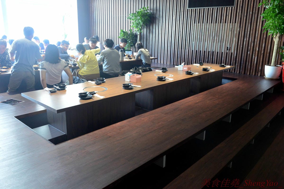 [台中沙鹿]炭火燒肉工房 沙鹿店 – 海線燒烤吃到飽餐廳又一新生力軍,免服務費,500元就能享有50種左右的肉類海鮮食材吃到飽,食材新鮮、肉品份量給得大方、送肉速度頗快、店員服務態度積極,正
