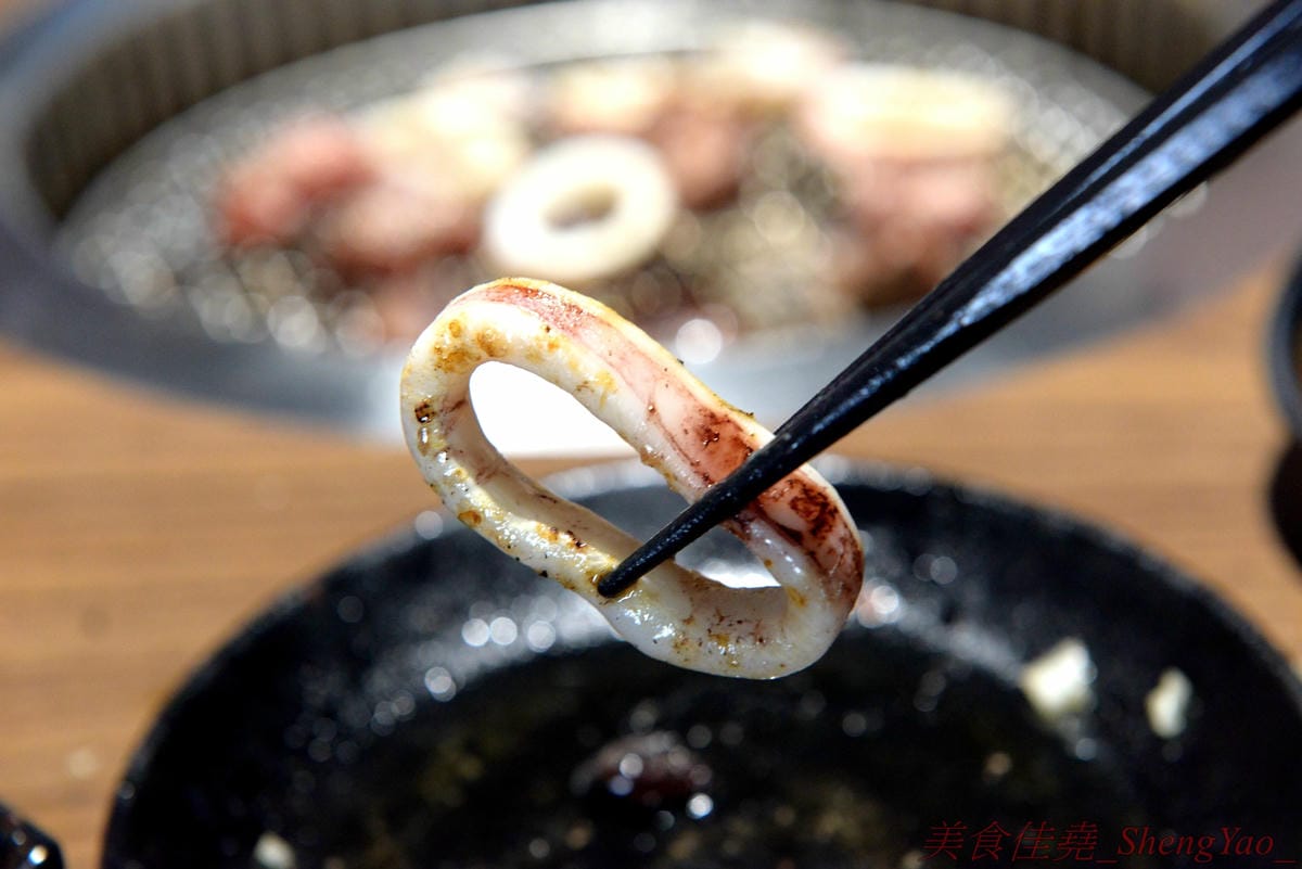 [台中沙鹿]炭火燒肉工房 沙鹿店 – 海線燒烤吃到飽餐廳又一新生力軍,免服務費,500元就能享有50種左右的肉類海鮮食材吃到飽,食材新鮮、肉品份量給得大方、送肉速度頗快、店員服務態度積極,正