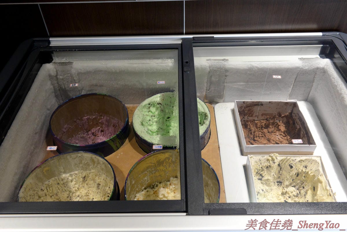 [台中沙鹿]炭火燒肉工房 沙鹿店 – 海線燒烤吃到飽餐廳又一新生力軍,免服務費,500元就能享有50種左右的肉類海鮮食材吃到飽,食材新鮮、肉品份量給得大方、送肉速度頗快、店員服務態度積極,正