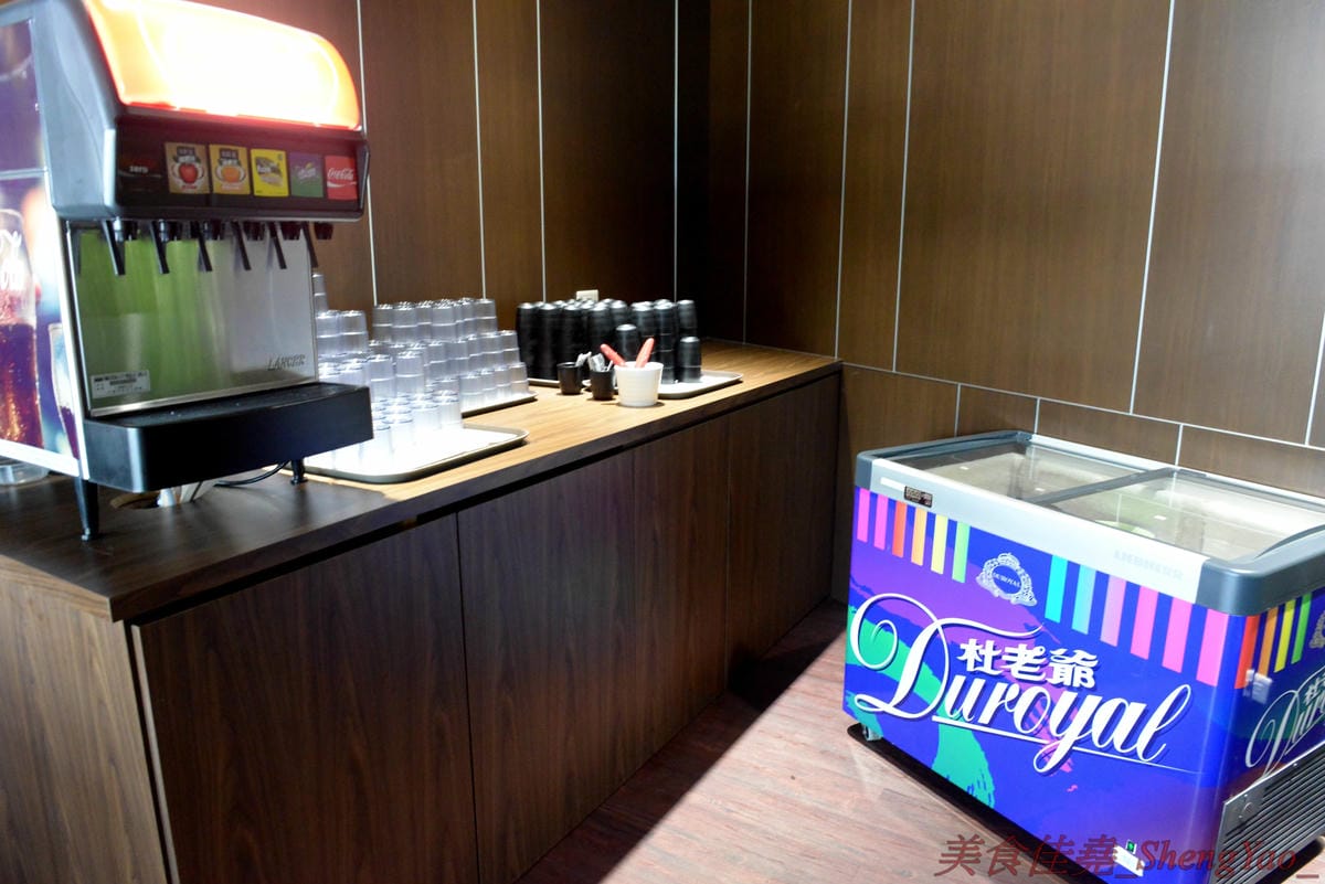 [台中沙鹿]炭火燒肉工房 沙鹿店 – 海線燒烤吃到飽餐廳又一新生力軍,免服務費,500元就能享有50種左右的肉類海鮮食材吃到飽,食材新鮮、肉品份量給得大方、送肉速度頗快、店員服務態度積極,正