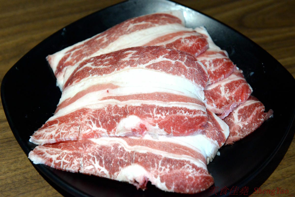 [台中沙鹿]炭火燒肉工房 沙鹿店 – 海線燒烤吃到飽餐廳又一新生力軍,免服務費,500元就能享有50種左右的肉類海鮮食材吃到飽,食材新鮮、肉品份量給得大方、送肉速度頗快、店員服務態度積極,正
