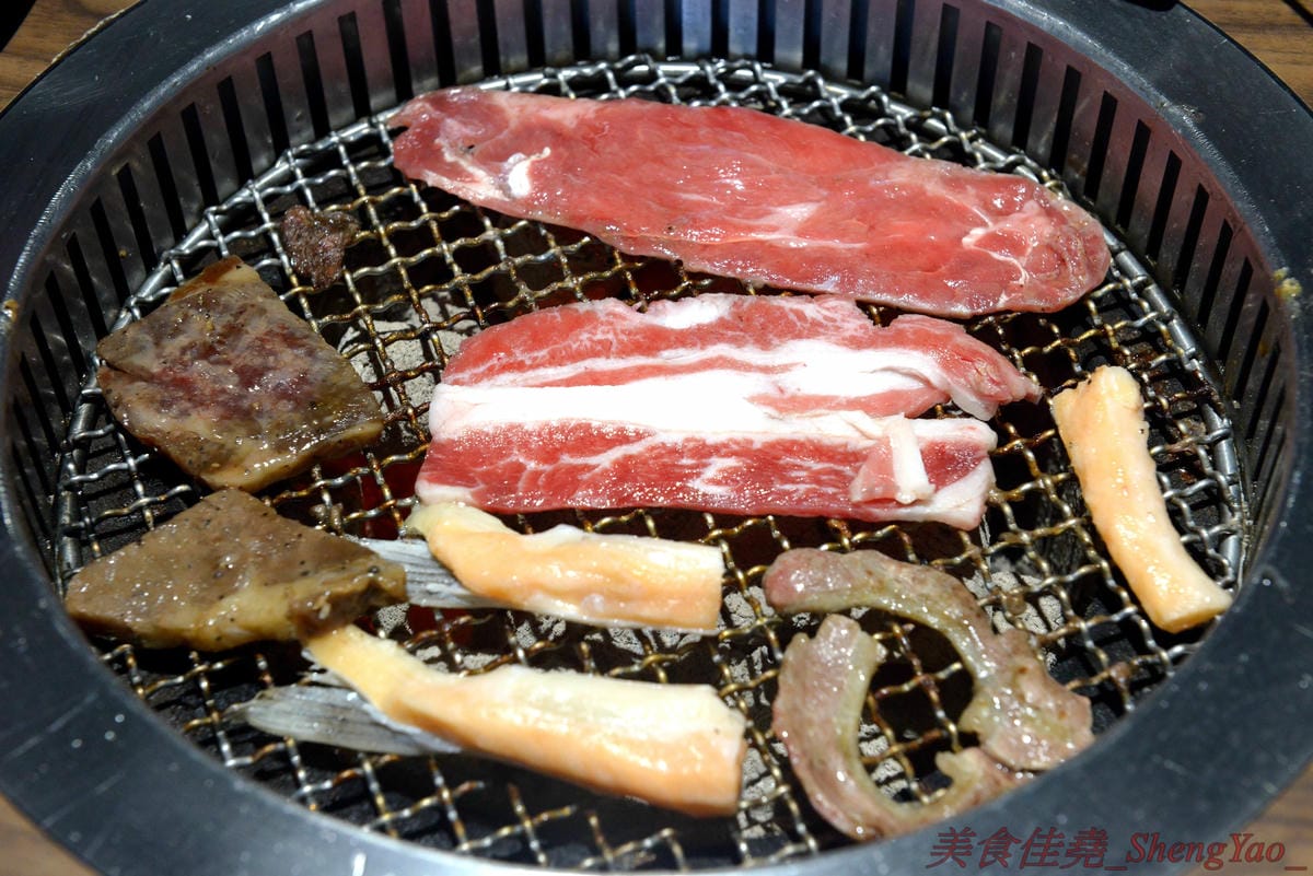 [台中沙鹿]炭火燒肉工房 沙鹿店 – 海線燒烤吃到飽餐廳又一新生力軍,免服務費,500元就能享有50種左右的肉類海鮮食材吃到飽,食材新鮮、肉品份量給得大方、送肉速度頗快、店員服務態度積極,正