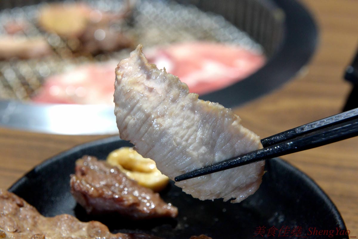[台中沙鹿]炭火燒肉工房 沙鹿店 – 海線燒烤吃到飽餐廳又一新生力軍,免服務費,500元就能享有50種左右的肉類海鮮食材吃到飽,食材新鮮、肉品份量給得大方、送肉速度頗快、店員服務態度積極,正
