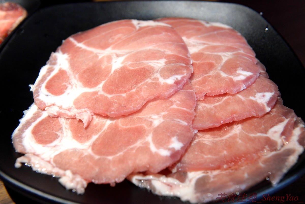 [台中沙鹿]炭火燒肉工房 沙鹿店 – 海線燒烤吃到飽餐廳又一新生力軍,免服務費,500元就能享有50種左右的肉類海鮮食材吃到飽,食材新鮮、肉品份量給得大方、送肉速度頗快、店員服務態度積極,正