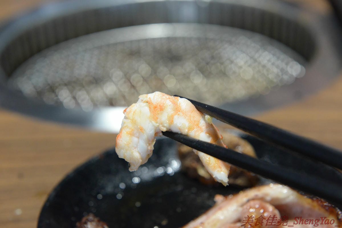 [台中沙鹿]炭火燒肉工房 沙鹿店 – 海線燒烤吃到飽餐廳又一新生力軍,免服務費,500元就能享有50種左右的肉類海鮮食材吃到飽,食材新鮮、肉品份量給得大方、送肉速度頗快、店員服務態度積極,正