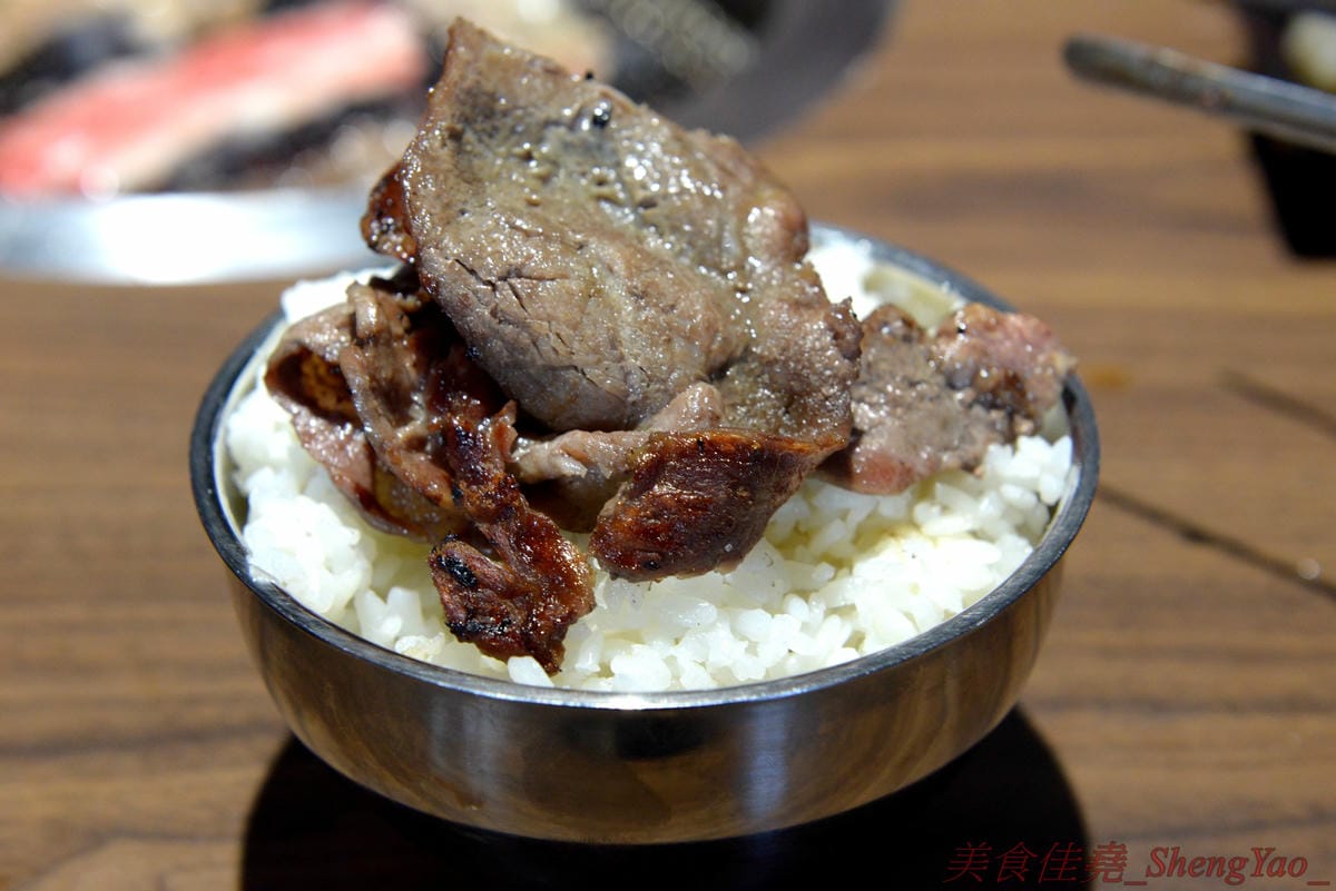 [台中沙鹿]炭火燒肉工房 沙鹿店 – 海線燒烤吃到飽餐廳又一新生力軍,免服務費,500元就能享有50種左右的肉類海鮮食材吃到飽,食材新鮮、肉品份量給得大方、送肉速度頗快、店員服務態度積極,正