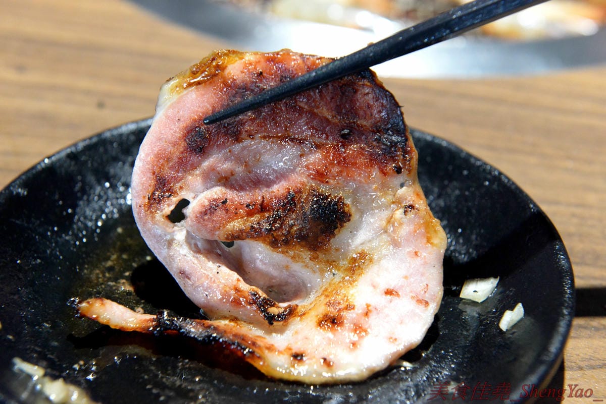 [台中沙鹿]炭火燒肉工房 沙鹿店 – 海線燒烤吃到飽餐廳又一新生力軍,免服務費,500元就能享有50種左右的肉類海鮮食材吃到飽,食材新鮮、肉品份量給得大方、送肉速度頗快、店員服務態度積極,正