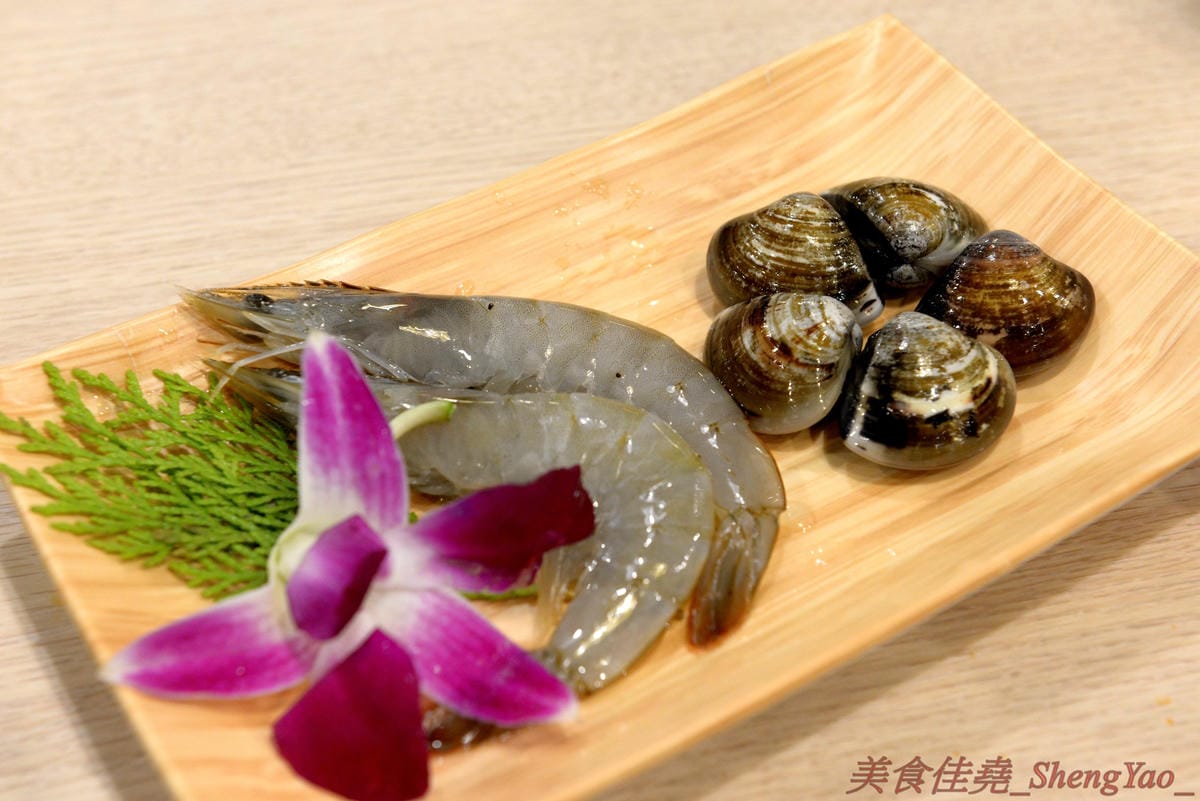 [台中南屯]想想鍋物 – 中南海集團新品牌鍋物餐廳,質感鍋物平價消費,菜盆有使用小農作物,肉品份量超充足,店內還有8種口味明治冰淇淋吃到飽,最便宜肉品鍋只要260元。10/16前店內吃鍋就送一張”