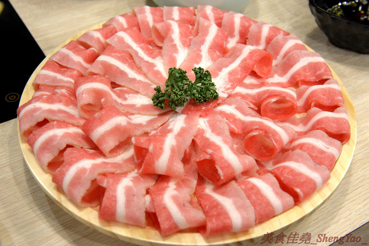 [台中南屯]想想鍋物 – 中南海集團新品牌鍋物餐廳,質感鍋物平價消費,菜盆有使用小農作物,肉品份量超充足,店內還有8種口味明治冰淇淋吃到飽,最便宜肉品鍋只要260元。10/16前店內吃鍋就送一張”