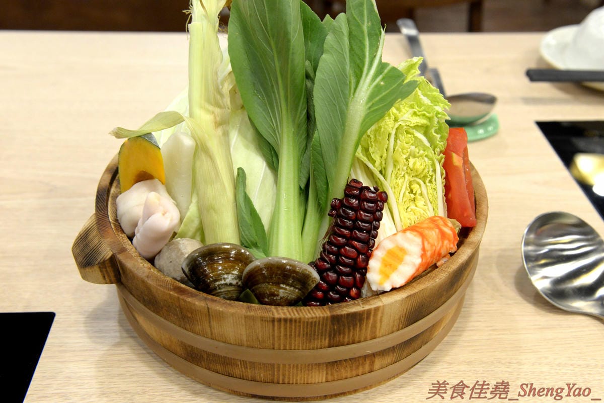 [台中南屯]想想鍋物 – 中南海集團新品牌鍋物餐廳,質感鍋物平價消費,菜盆有使用小農作物,肉品份量超充足,店內還有8種口味明治冰淇淋吃到飽,最便宜肉品鍋只要260元。10/16前店內吃鍋就送一張”
