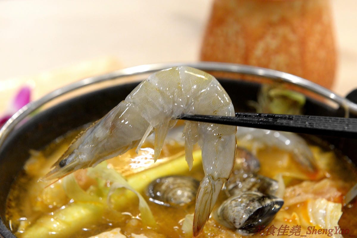 [台中南屯]想想鍋物 – 中南海集團新品牌鍋物餐廳,質感鍋物平價消費,菜盆有使用小農作物,肉品份量超充足,店內還有8種口味明治冰淇淋吃到飽,最便宜肉品鍋只要260元。10/16前店內吃鍋就送一張”