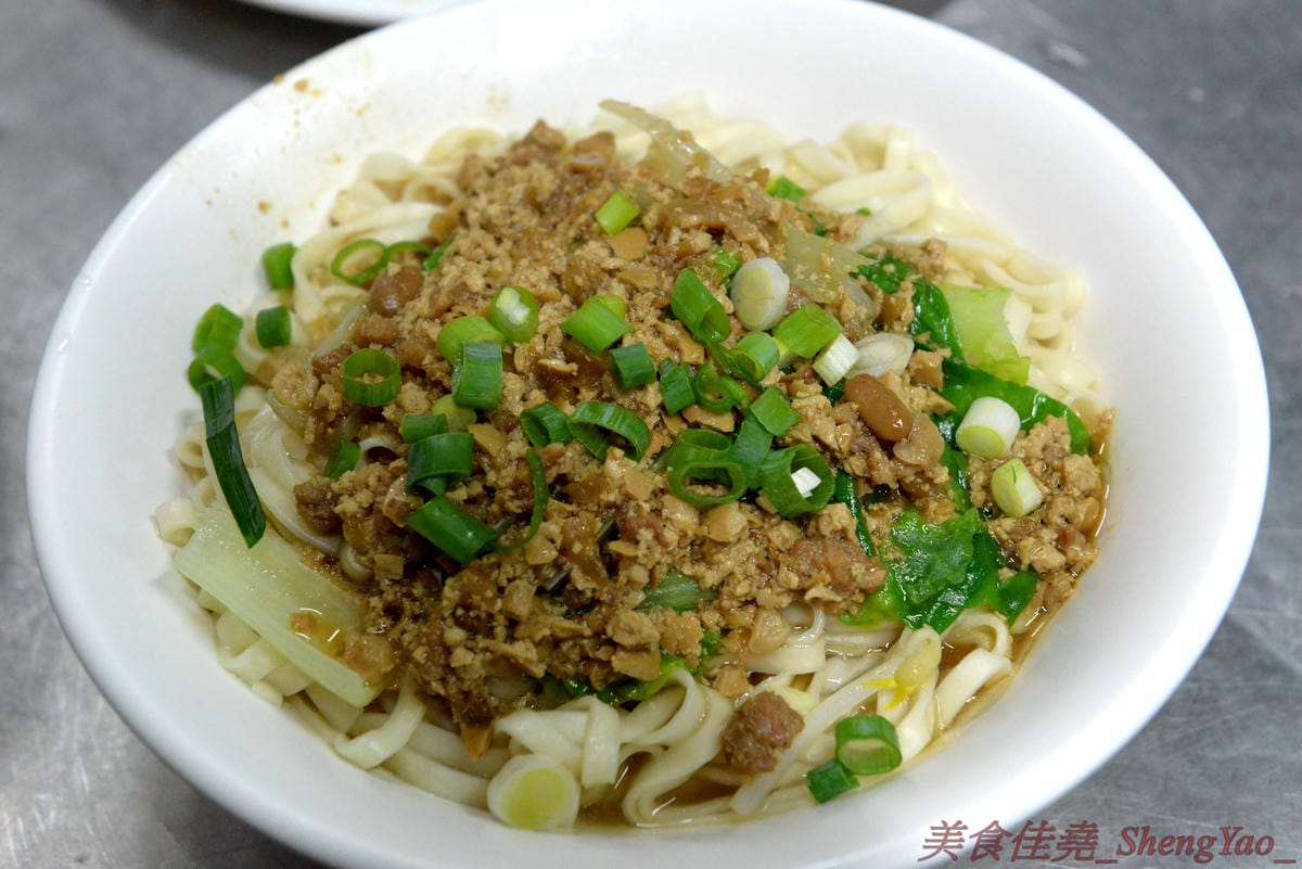 [台中梧棲]今日小吃 – 今日來今日小吃吃小吃吧 !! 梧棲三十年歷史小吃店,俗擱大碗,50元就能吃到相當兩碗份量的大碗,炸醬麵算是店內招牌,炸醬有特色,太晚去會賣光,老闆娘態度親切大方,用餐感