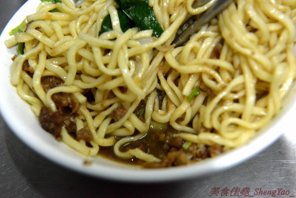 [台中梧棲]今日小吃 – 今日來今日小吃吃小吃吧 !! 梧棲三十年歷史小吃店,俗擱大碗,50元就能吃到相當兩碗份量的大碗,炸醬麵算是店內招牌,炸醬有特色,太晚去會賣光,老闆娘態度親切大方,用餐感