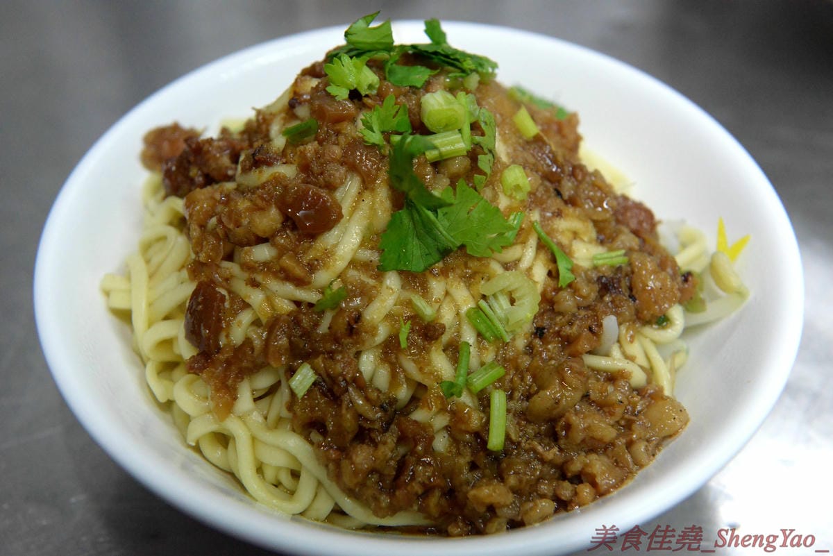 [台中梧棲]今日小吃 – 今日來今日小吃吃小吃吧 !! 梧棲三十年歷史小吃店,俗擱大碗,50元就能吃到相當兩碗份量的大碗,炸醬麵算是店內招牌,炸醬有特色,太晚去會賣光,老闆娘態度親切大方,用餐感