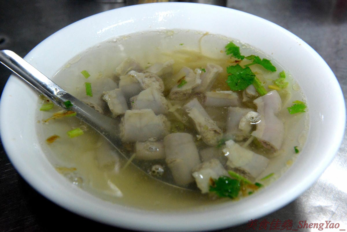 [台中梧棲]今日小吃 – 今日來今日小吃吃小吃吧 !! 梧棲三十年歷史小吃店,俗擱大碗,50元就能吃到相當兩碗份量的大碗,炸醬麵算是店內招牌,炸醬有特色,太晚去會賣光,老闆娘態度親切大方,用餐感