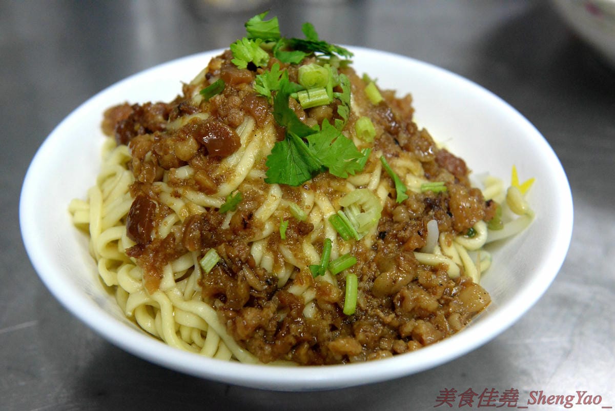 [台中梧棲]今日小吃 – 今日來今日小吃吃小吃吧 !! 梧棲三十年歷史小吃店,俗擱大碗,50元就能吃到相當兩碗份量的大碗,炸醬麵算是店內招牌,炸醬有特色,太晚去會賣光,老闆娘態度親切大方,用餐感