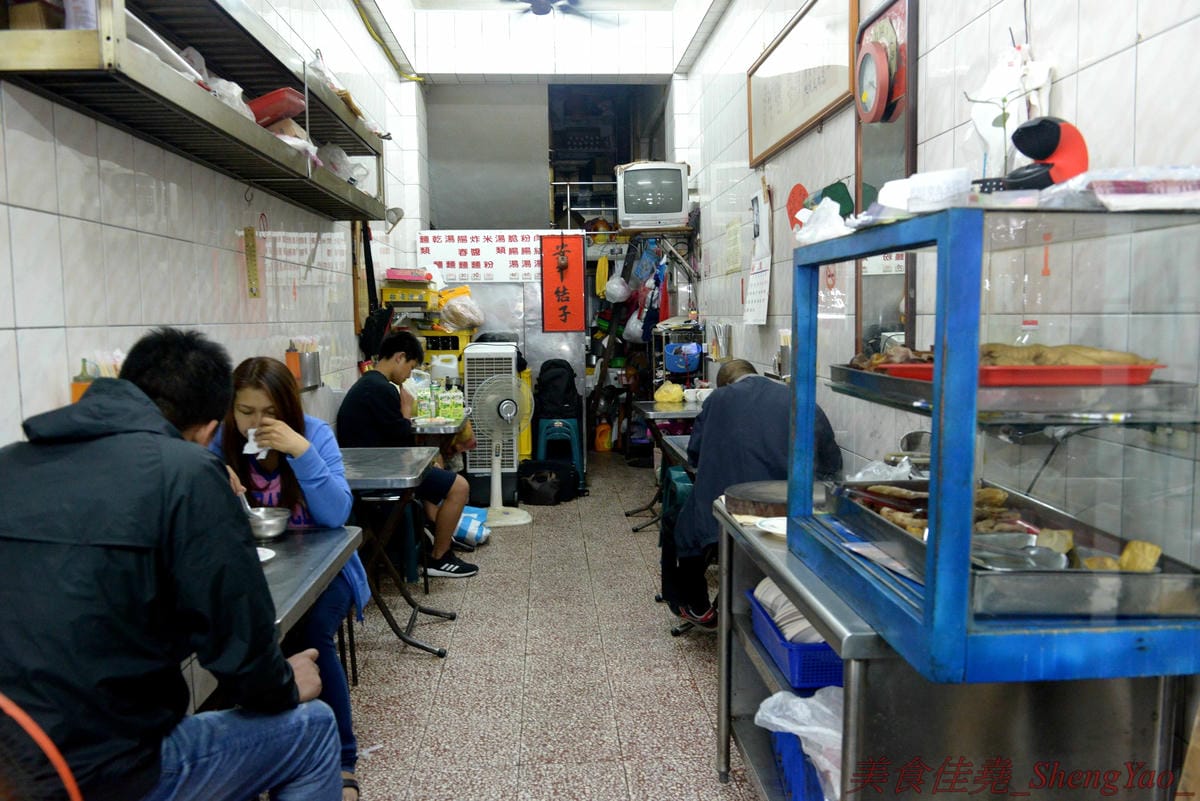 [台中梧棲]今日小吃 – 今日來今日小吃吃小吃吧 !! 梧棲三十年歷史小吃店,俗擱大碗,50元就能吃到相當兩碗份量的大碗,炸醬麵算是店內招牌,炸醬有特色,太晚去會賣光,老闆娘態度親切大方,用餐感