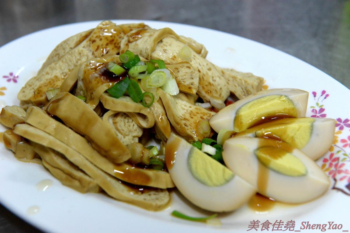 [台中梧棲]今日小吃 – 今日來今日小吃吃小吃吧 !! 梧棲三十年歷史小吃店,俗擱大碗,50元就能吃到相當兩碗份量的大碗,炸醬麵算是店內招牌,炸醬有特色,太晚去會賣光,老闆娘態度親切大方,用餐感