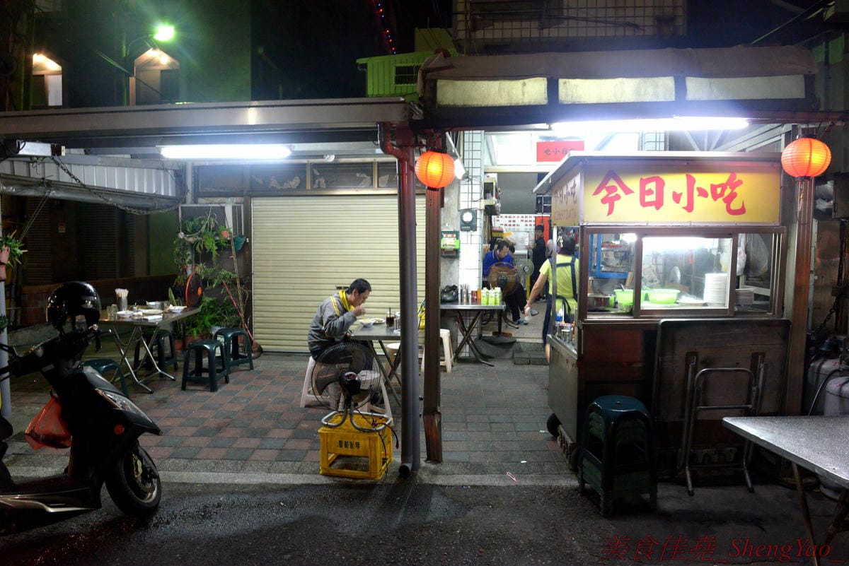 [台中梧棲]今日小吃 – 今日來今日小吃吃小吃吧 !! 梧棲三十年歷史小吃店,俗擱大碗,50元就能吃到相當兩碗份量的大碗,炸醬麵算是店內招牌,炸醬有特色,太晚去會賣光,老闆娘態度親切大方,用餐感