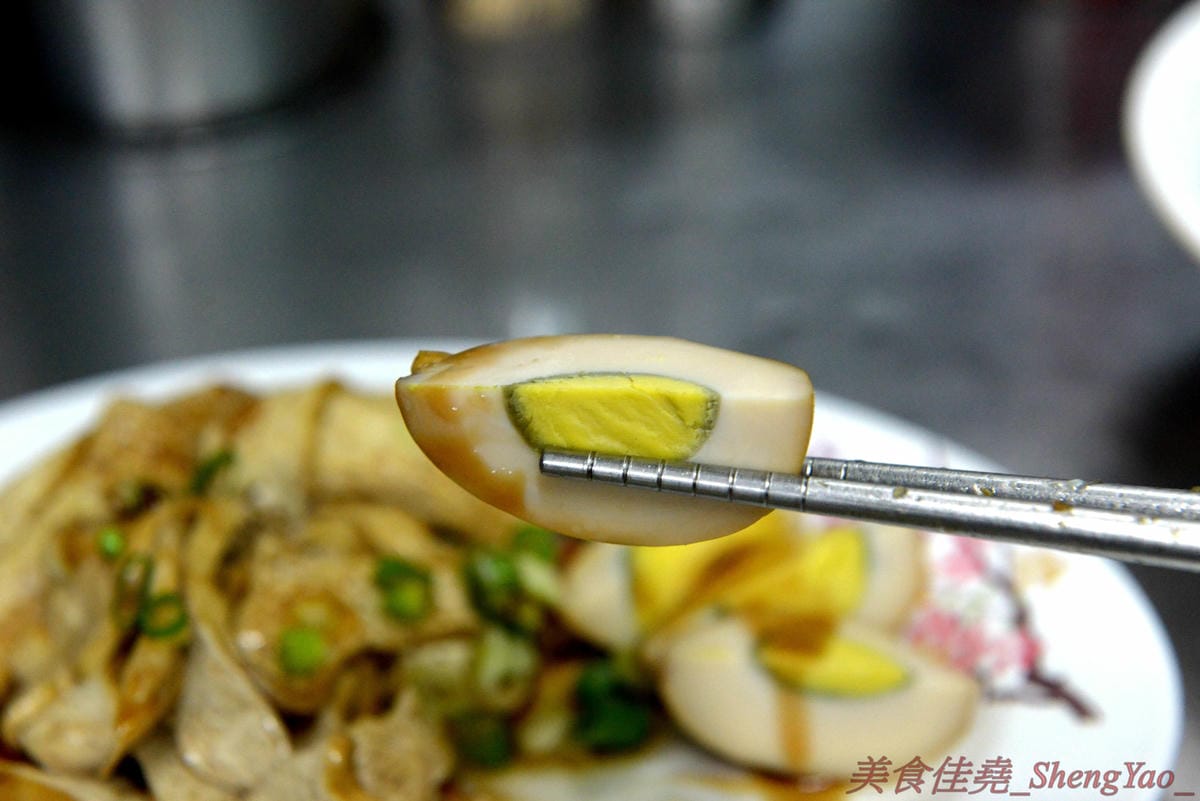 [台中梧棲]今日小吃 – 今日來今日小吃吃小吃吧 !! 梧棲三十年歷史小吃店,俗擱大碗,50元就能吃到相當兩碗份量的大碗,炸醬麵算是店內招牌,炸醬有特色,太晚去會賣光,老闆娘態度親切大方,用餐感