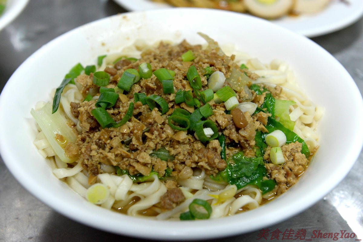 [台中梧棲]今日小吃 – 今日來今日小吃吃小吃吧 !! 梧棲三十年歷史小吃店,俗擱大碗,50元就能吃到相當兩碗份量的大碗,炸醬麵算是店內招牌,炸醬有特色,太晚去會賣光,老闆娘態度親切大方,用餐感