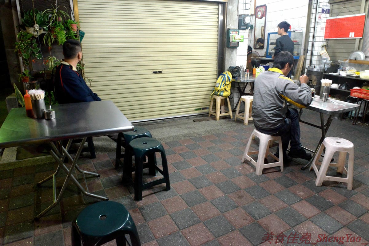 [台中梧棲]今日小吃 – 今日來今日小吃吃小吃吧 !! 梧棲三十年歷史小吃店,俗擱大碗,50元就能吃到相當兩碗份量的大碗,炸醬麵算是店內招牌,炸醬有特色,太晚去會賣光,老闆娘態度親切大方,用餐感