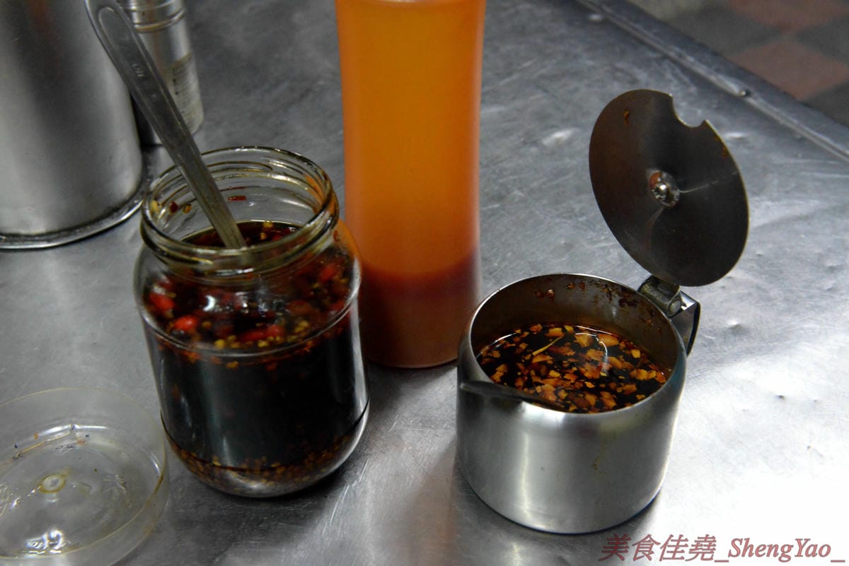 [台中梧棲]今日小吃 – 今日來今日小吃吃小吃吧 !! 梧棲三十年歷史小吃店,俗擱大碗,50元就能吃到相當兩碗份量的大碗,炸醬麵算是店內招牌,炸醬有特色,太晚去會賣光,老闆娘態度親切大方,用餐感
