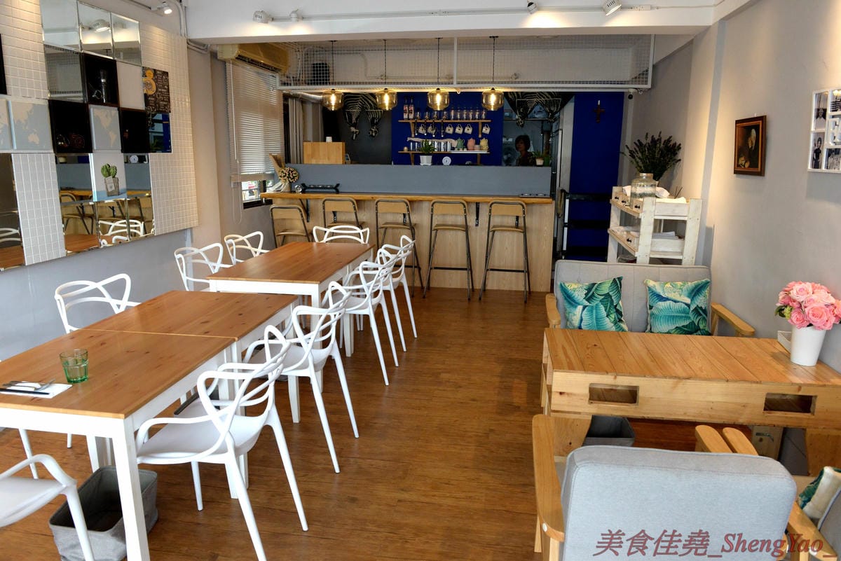 [台中西區]Robin’s新加坡美食 – 五星酒店主廚的平價新加坡料理餐廳,神似肯德基爺爺的老闆擔任過新加坡五星級酒店行政主廚,店內新加坡料理食材和口味道地有特色,價格平實,平均150元左右。(已
