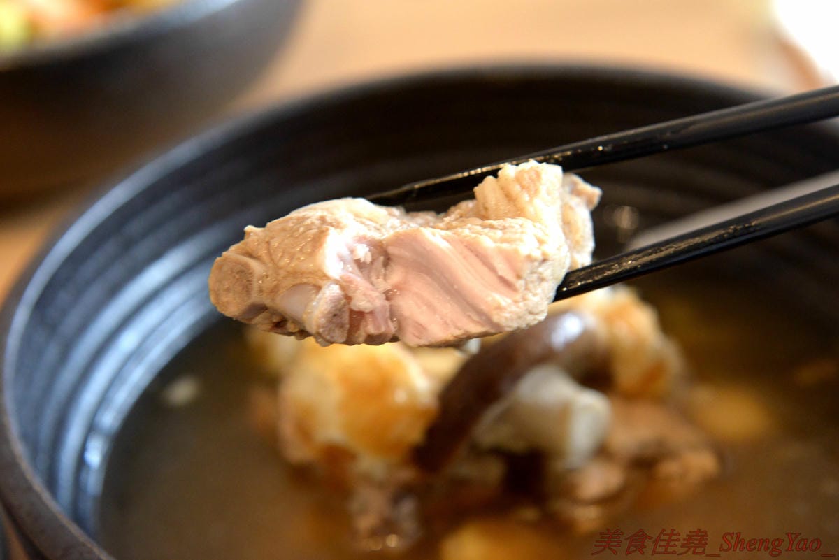 [台中西區]Robin’s新加坡美食 – 五星酒店主廚的平價新加坡料理餐廳,神似肯德基爺爺的老闆擔任過新加坡五星級酒店行政主廚,店內新加坡料理食材和口味道地有特色,價格平實,平均150元左右。(已