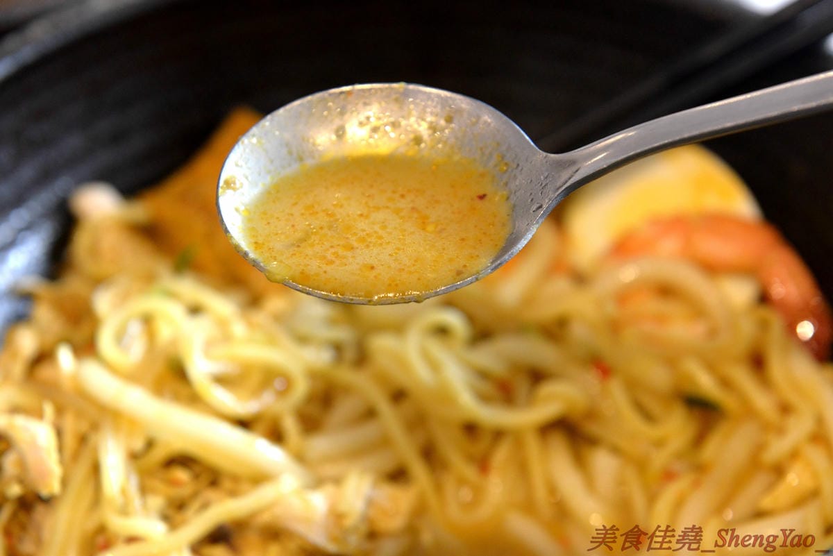 [台中西區]Robin’s新加坡美食 – 五星酒店主廚的平價新加坡料理餐廳,神似肯德基爺爺的老闆擔任過新加坡五星級酒店行政主廚,店內新加坡料理食材和口味道地有特色,價格平實,平均150元左右。(已