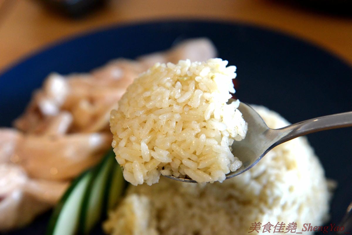 [台中西區]Robin’s新加坡美食 – 五星酒店主廚的平價新加坡料理餐廳,神似肯德基爺爺的老闆擔任過新加坡五星級酒店行政主廚,店內新加坡料理食材和口味道地有特色,價格平實,平均150元左右。(已