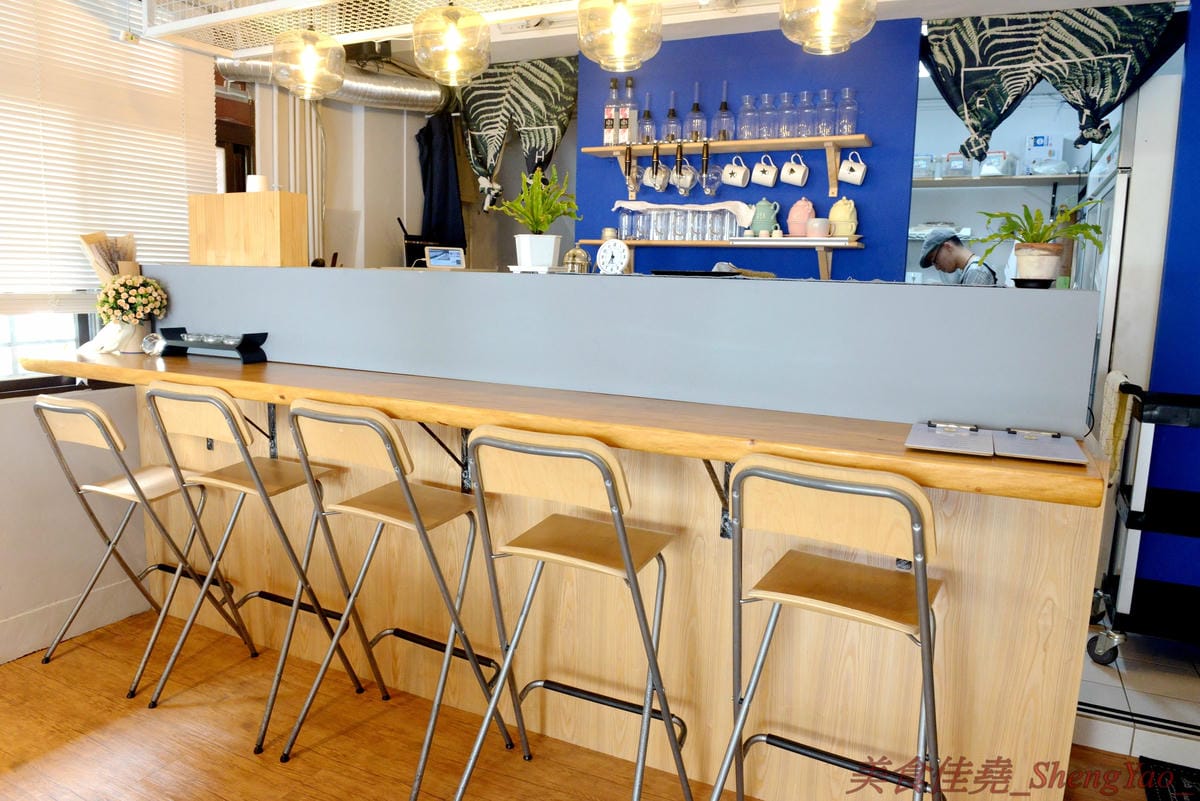 [台中西區]Robin’s新加坡美食 – 五星酒店主廚的平價新加坡料理餐廳,神似肯德基爺爺的老闆擔任過新加坡五星級酒店行政主廚,店內新加坡料理食材和口味道地有特色,價格平實,平均150元左右。(已