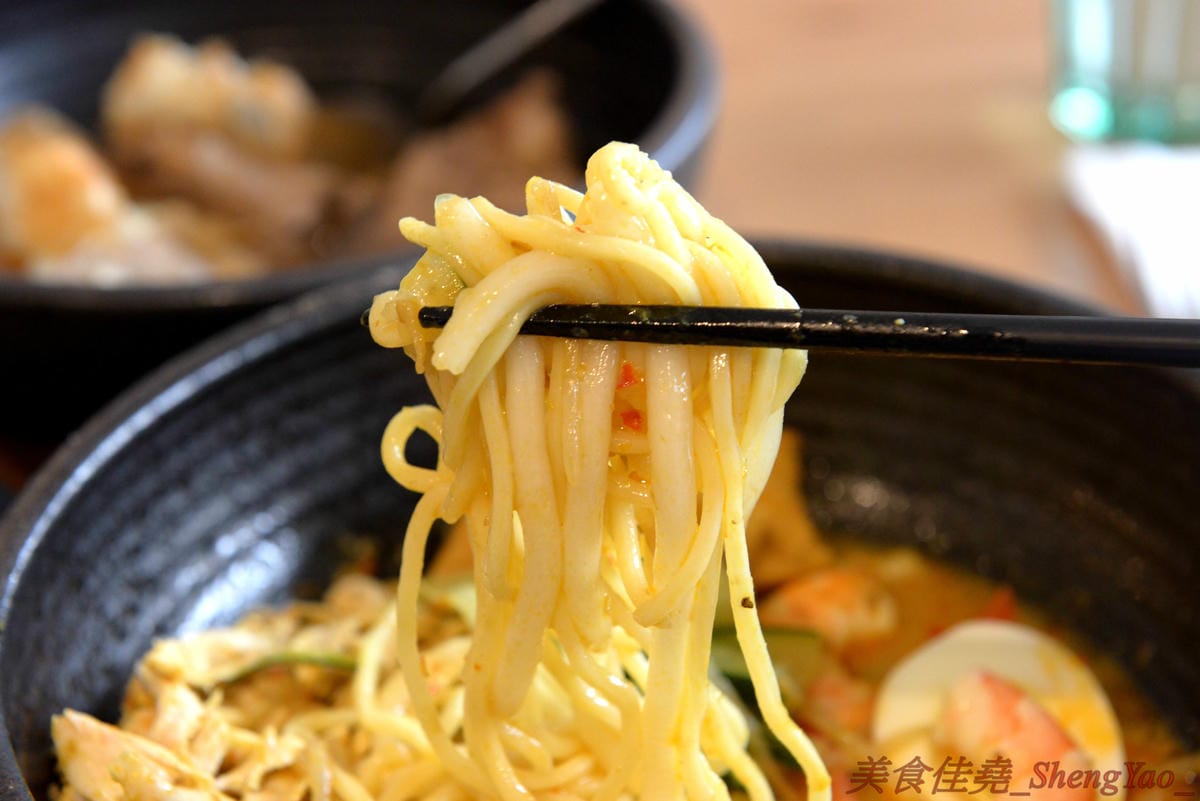 [台中西區]Robin’s新加坡美食 – 五星酒店主廚的平價新加坡料理餐廳,神似肯德基爺爺的老闆擔任過新加坡五星級酒店行政主廚,店內新加坡料理食材和口味道地有特色,價格平實,平均150元左右。(已