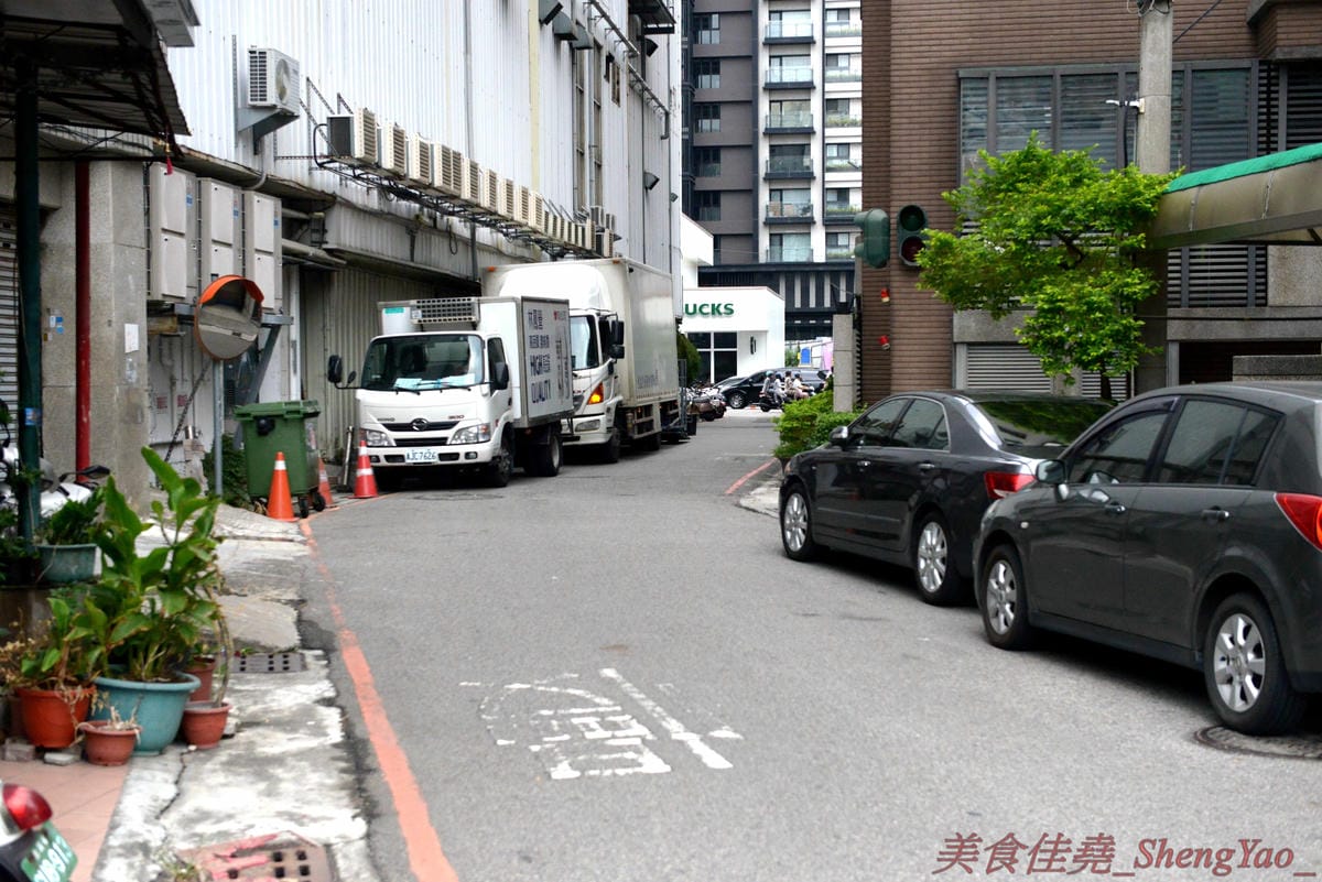 [台中西區]Robin’s新加坡美食 – 五星酒店主廚的平價新加坡料理餐廳,神似肯德基爺爺的老闆擔任過新加坡五星級酒店行政主廚,店內新加坡料理食材和口味道地有特色,價格平實,平均150元左右。(已
