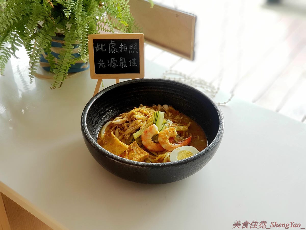 [台中西區]Robin’s新加坡美食 – 五星酒店主廚的平價新加坡料理餐廳,神似肯德基爺爺的老闆擔任過新加坡五星級酒店行政主廚,店內新加坡料理食材和口味道地有特色,價格平實,平均150元左右。(已
