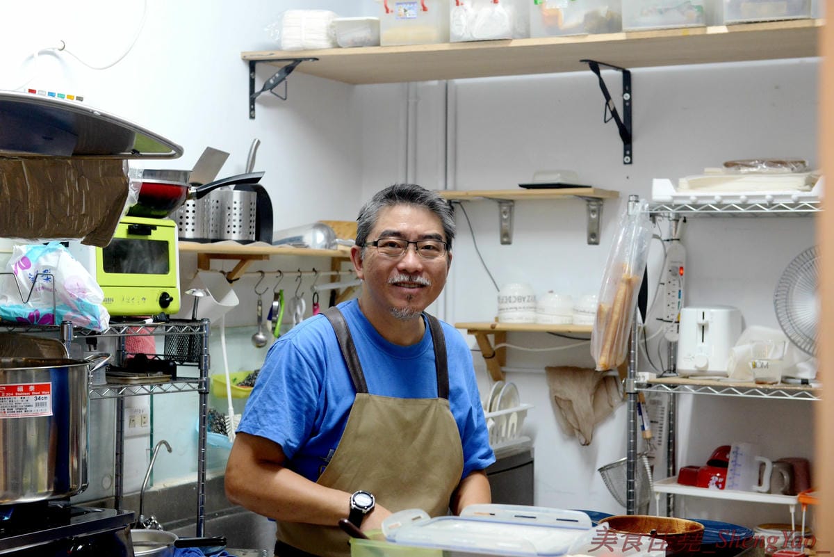 [台中西區]Robin’s新加坡美食 – 五星酒店主廚的平價新加坡料理餐廳,神似肯德基爺爺的老闆擔任過新加坡五星級酒店行政主廚,店內新加坡料理食材和口味道地有特色,價格平實,平均150元左右。(已