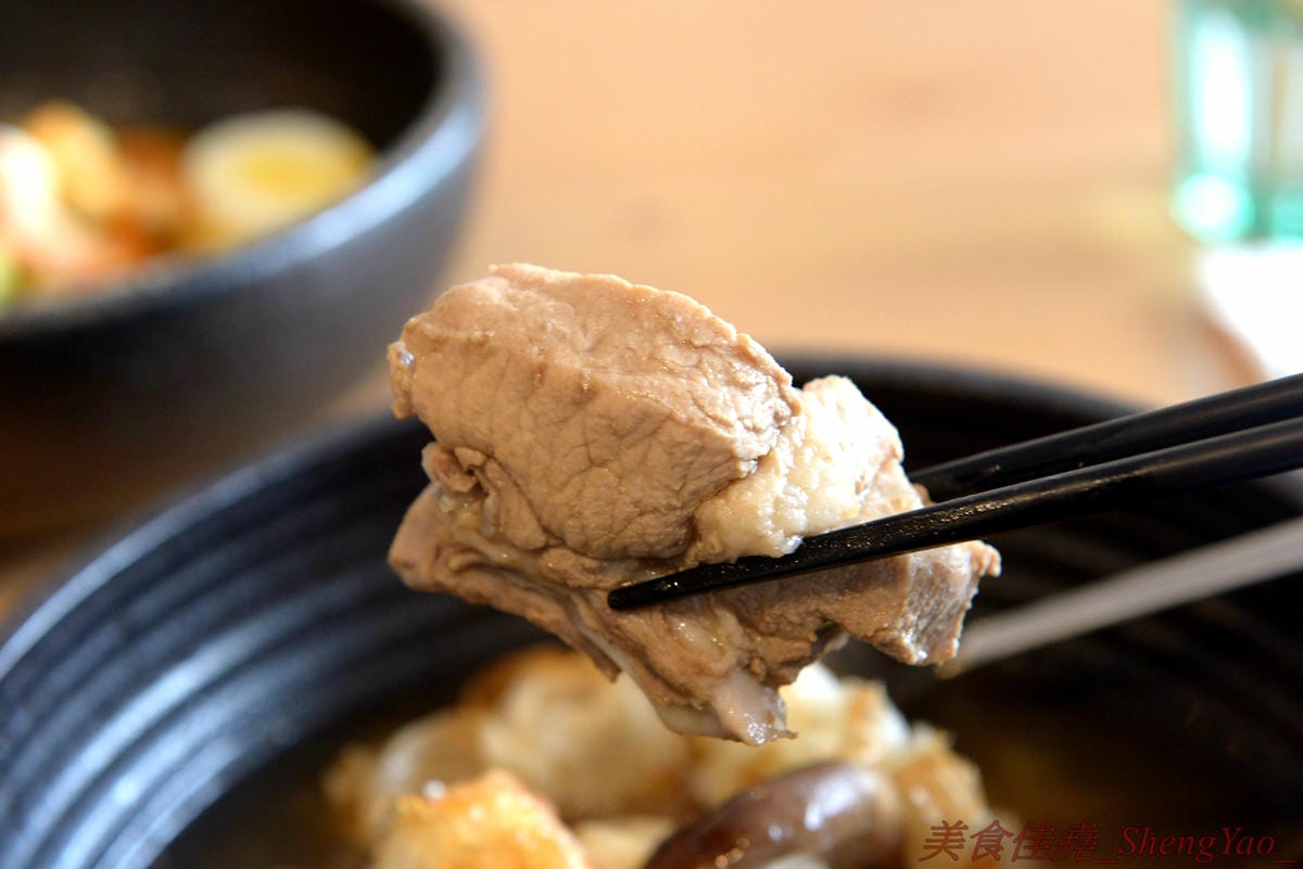 [台中西區]Robin’s新加坡美食 – 五星酒店主廚的平價新加坡料理餐廳,神似肯德基爺爺的老闆擔任過新加坡五星級酒店行政主廚,店內新加坡料理食材和口味道地有特色,價格平實,平均150元左右。(已