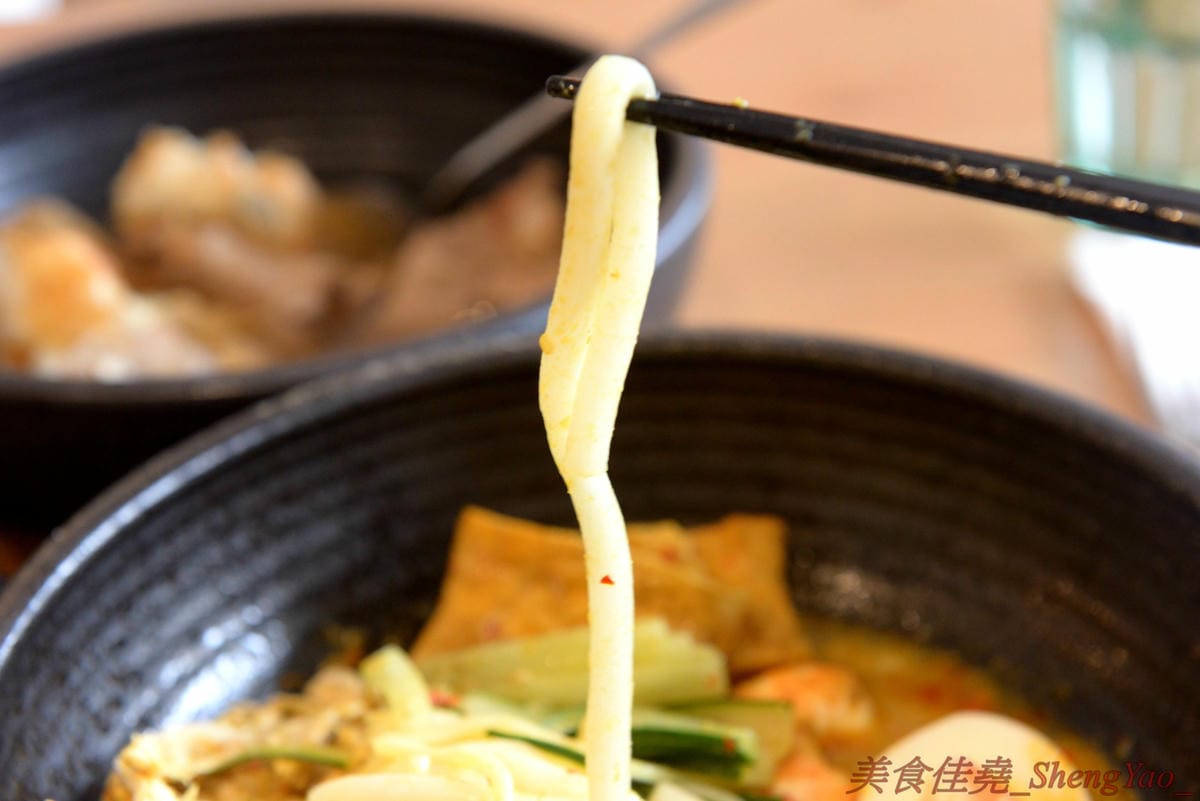 [台中西區]Robin’s新加坡美食 – 五星酒店主廚的平價新加坡料理餐廳,神似肯德基爺爺的老闆擔任過新加坡五星級酒店行政主廚,店內新加坡料理食材和口味道地有特色,價格平實,平均150元左右。(已