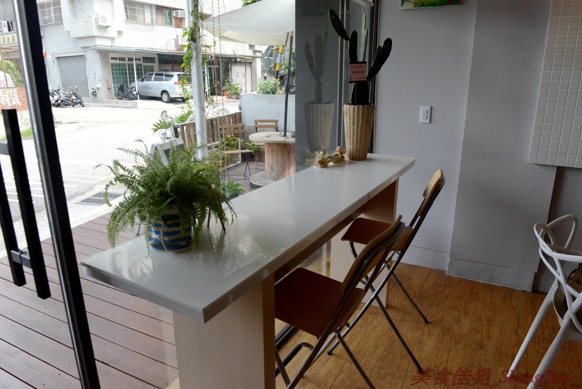 [台中西區]Robin’s新加坡美食 – 五星酒店主廚的平價新加坡料理餐廳,神似肯德基爺爺的老闆擔任過新加坡五星級酒店行政主廚,店內新加坡料理食材和口味道地有特色,價格平實,平均150元左右。(已