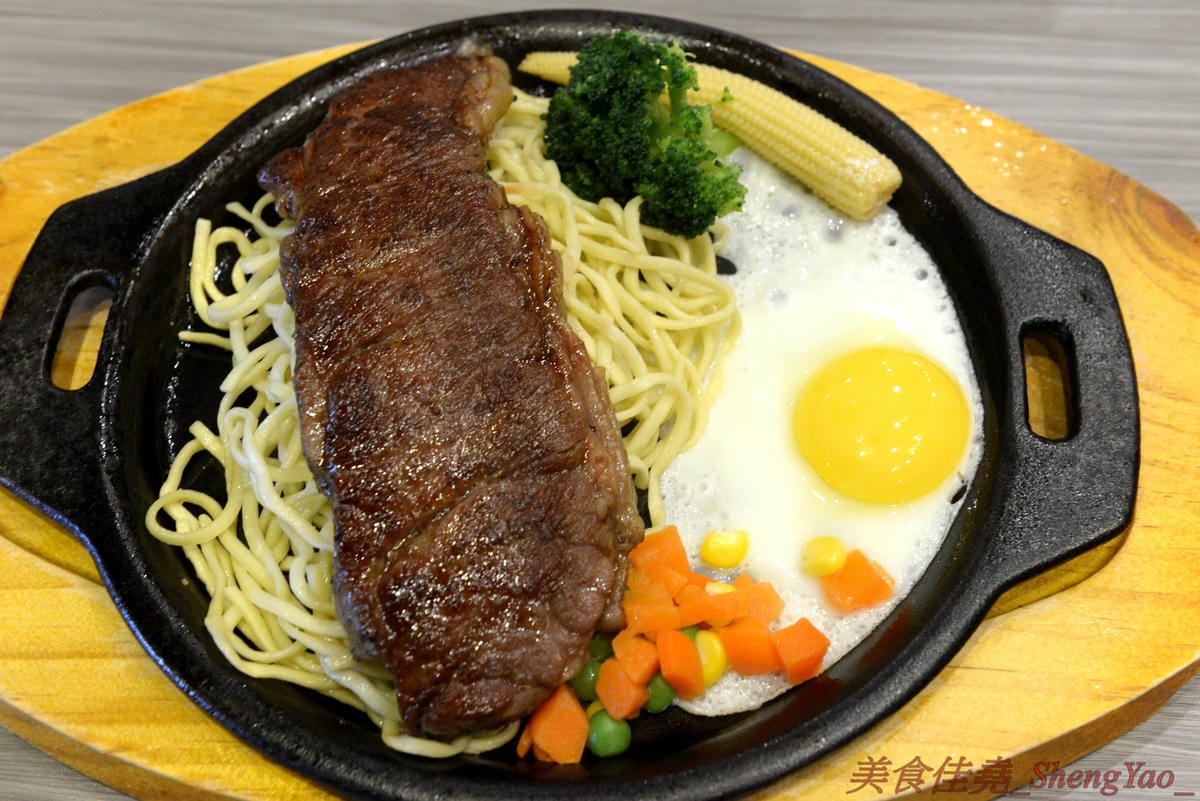 [台中沙鹿]犇頂牛排 沙鹿店 – 來自北部的知名連鎖牛排店,價格平實,排餐最便宜只要150元,肉品皆使用原肉,熟度可自行選擇,店內自助吧濃湯吐司飲料無限享用,吐司有提供三種抹醬,超大推香蒜抹