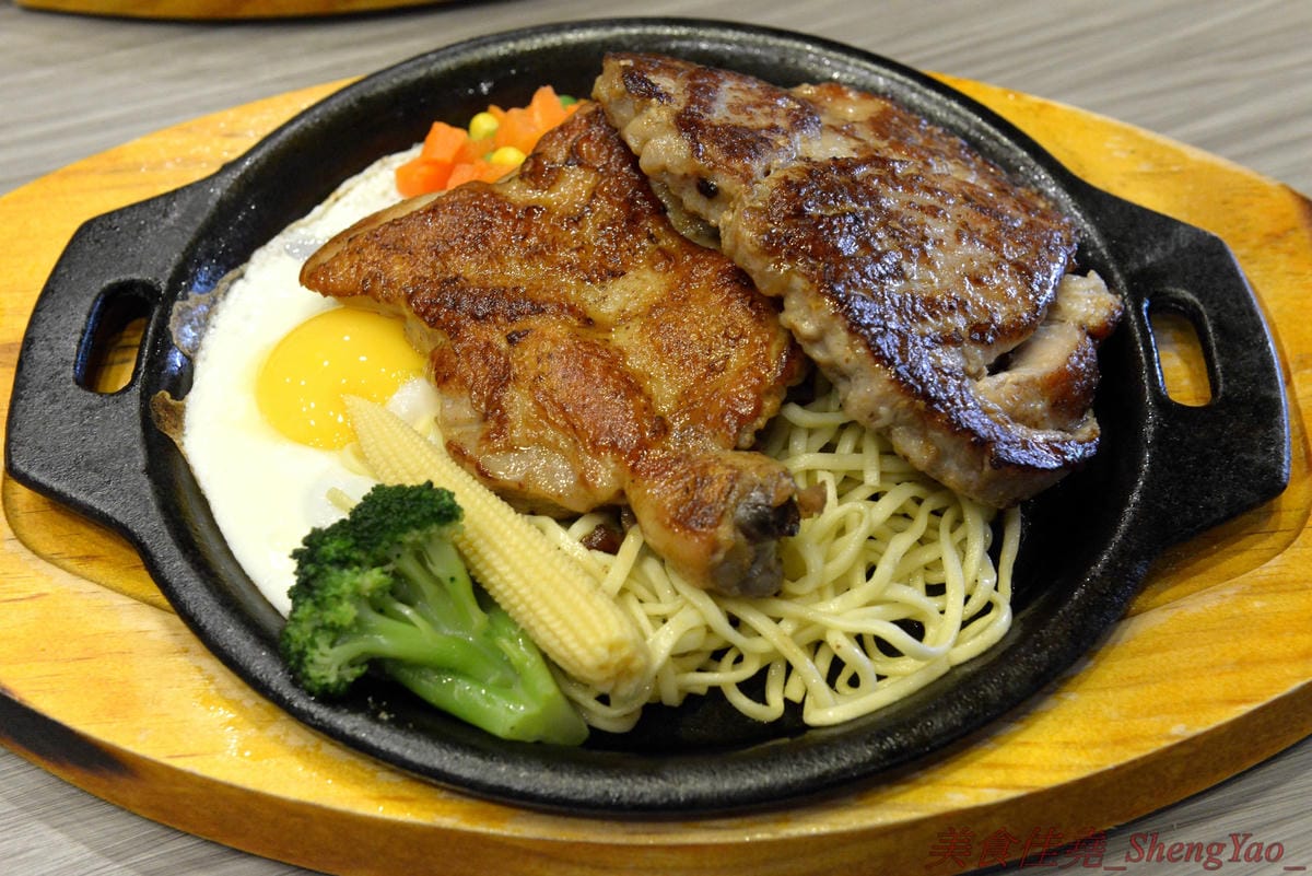 [台中沙鹿]犇頂牛排 沙鹿店 – 來自北部的知名連鎖牛排店,價格平實,排餐最便宜只要150元,肉品皆使用原肉,熟度可自行選擇,店內自助吧濃湯吐司飲料無限享用,吐司有提供三種抹醬,超大推香蒜抹