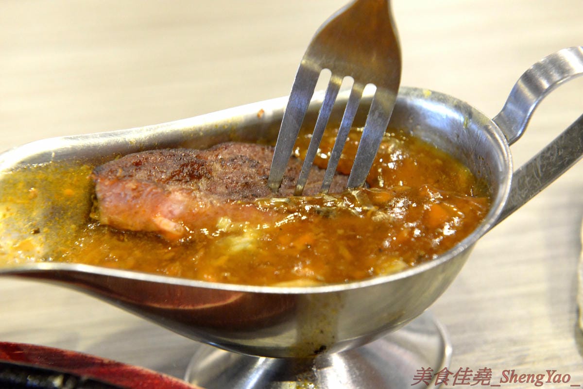 [台中沙鹿]犇頂牛排 沙鹿店 – 來自北部的知名連鎖牛排店,價格平實,排餐最便宜只要150元,肉品皆使用原肉,熟度可自行選擇,店內自助吧濃湯吐司飲料無限享用,吐司有提供三種抹醬,超大推香蒜抹